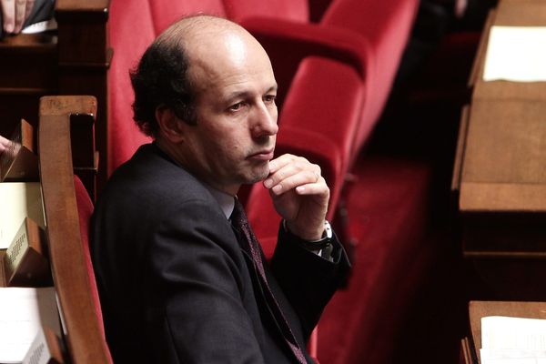 Louis Giscard d'Estaing, le 7 décembre 2011 à l'Assemblée Nationale, représentait alors les électeurs du Puy-de-Dôme. Battu en 2012 dans la 3ème circonscription, il se lance aujourd'hui avec les couleurs de l'UDI dans la conquête d'un siège au Palais Bourbon pour représenter les Français de l'étranger. Sur sa route, il trouvera l'UMP Frédéric Lefebvre. 