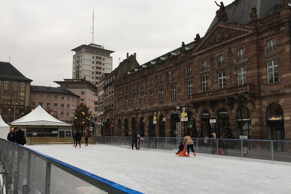 Entre copines, en couple, ou en famille; la patinoire plaît à tout le monde.