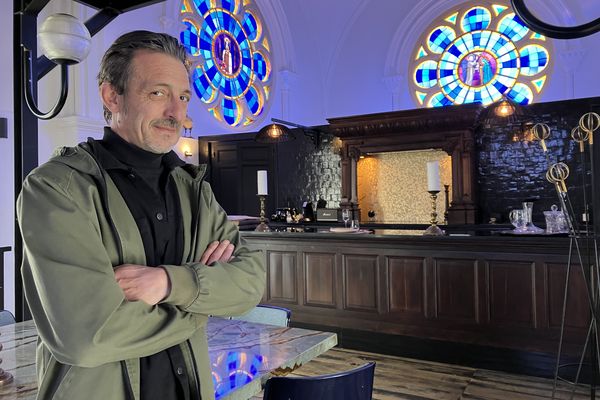 Benjamin Benoît a rénové cette ancienne chapelle des Carmélites pendant neuf mois, en y dormant sur place pour "s'imprégner de l'atmosphère du lieu".