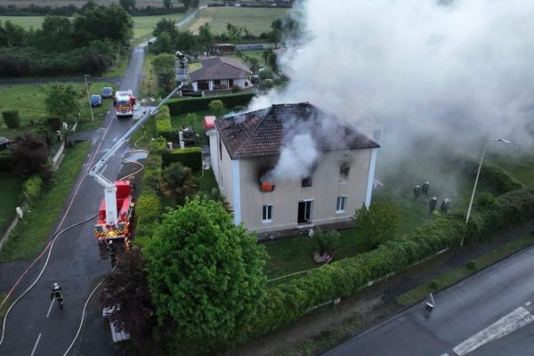 Rez-de-chaussée, premier étage et combles ont été touchés ainsi qu'un local attenant à la maison.