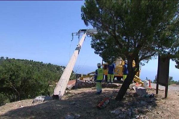 A Eze au fort de la revère, les lignes électriques aériennes disparaissent au profit de l'enfouissement des lignes.