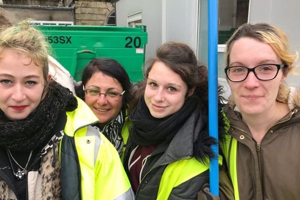 Cassie, Alice et Sophie entourées de leurs deux éducatrices.