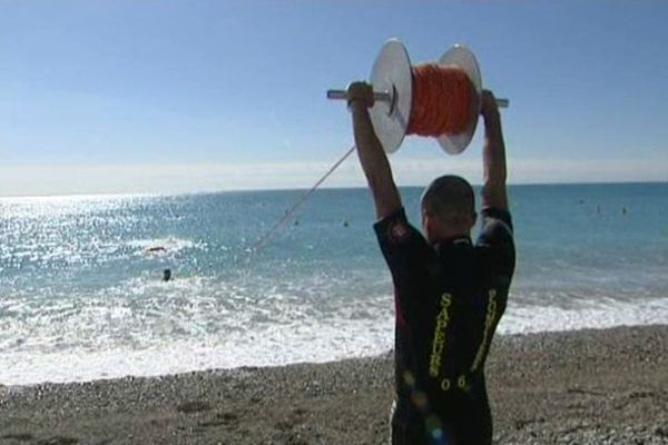 Entraînements et recrutements pour les sapeur-pompiers saisonniers sur la plage de Cagnes-sur-Mer.