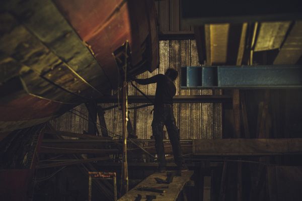 Dans son exposition Gant(t), Stéphane Lavoué a voulu montrer son admiration pour les travailleurs des usines, des quais et des chantiers de bateaux.