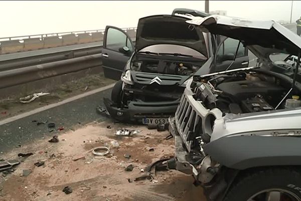 Deux des 14 voitures impliquées dans l'accident. 