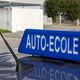 À Cahors (Lot), Julien est un moniteur d'auto-école unique en Occitanie. Il filme ses cours de conduite avec ses élèves avant de les publier sur TikTok