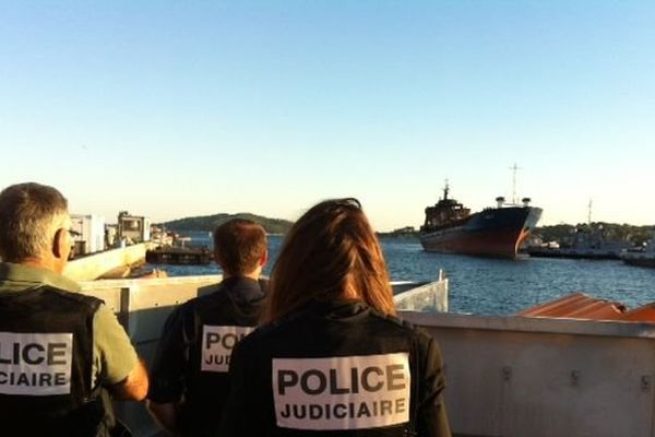 Les policiers attendent de pied ferme le navire Le Luna qui arrive à Marseille 

