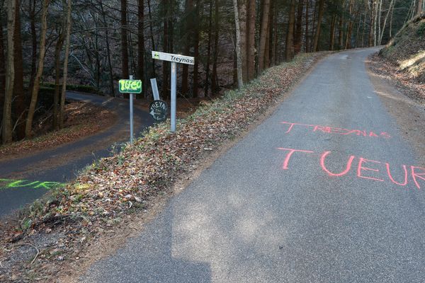 Des tags, insultant les membres de la coopérative agricole, ont été inscrits le 19 décembre 2023, sur la route menant au hameau Treynas à Charnéac en Ardèche.