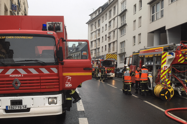 Rue de Falaise ce matin les sapeurs pompiers sont intervenus pour un feu de parking