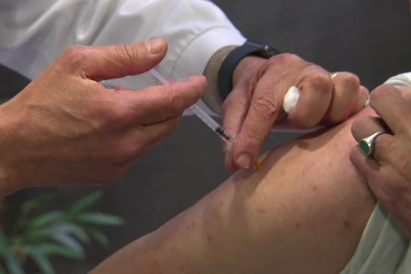 A Armentières, dans le Nord, les médecins généralistes ont commencé à vacciner les personnes âgées de 50 à 64 ans.