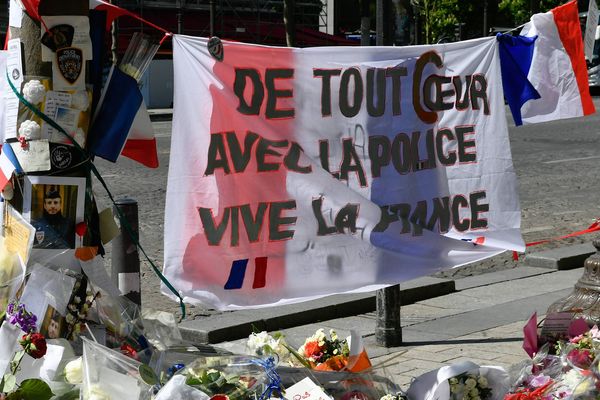 Des fleurs ont été déposées sur les Champs-Elysées pour rendre hommage à Xavier Jugelé, le policier qui a été tué par Karim Cheurfi lors d' une attaque terroriste.