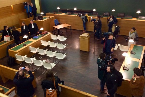 La salle d'audience du tribunal correctionnel de Lyon : les chaises blanches des parties civiles au procès de Bernard Preynat - 13 janvier 2020