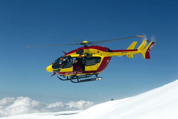 Les gendarmes du PGHM de Chamonix ont secouru, ce mercredi 27 décembre, un skieur de 20 ans, victime d'une chute de 200 mètres. Photo d'illustration