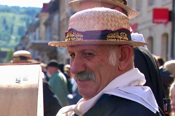 Comme chaque année, la Coulée du Mont d'Or est l'occasion pour la confrérie du Mont d'Or de célèbre l'ouverture de la saison des ventes du fromage du Haut-Doubs