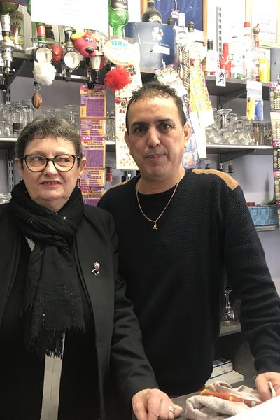 Lucie-Anne Soudée dit "Lulu" et Hassan Boumessaoud dit "Boubou" cherchent à vendre leur bar-PMU à Neuillé-Pont-Pierre en Indre-et-Loire depuis un an et demi