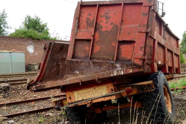 La remorque percutée par le train ce mardi matin à Auby.