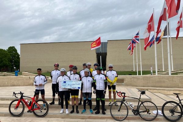 Les cyclistes se sont élancés du Mémorial de Caen, mercredi 1ᵉʳ mai 2024, dans la matinée. Le voyage vers Bruxelles durera quatre jours.