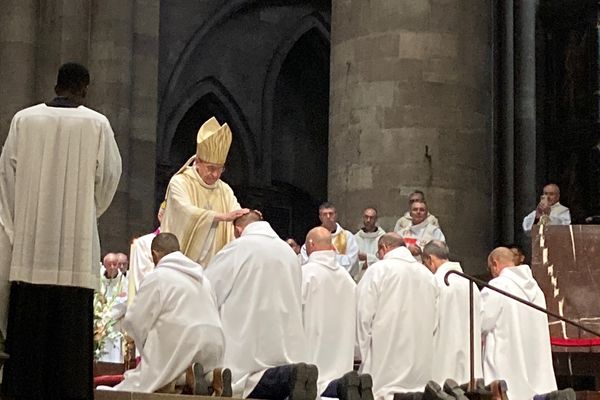 Une célébration d'ordination de diacres en la cathédrale de Strasbourg