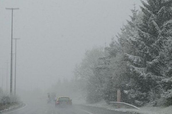 De la neige sur le parcours de Liège-Bastogne-Liège.