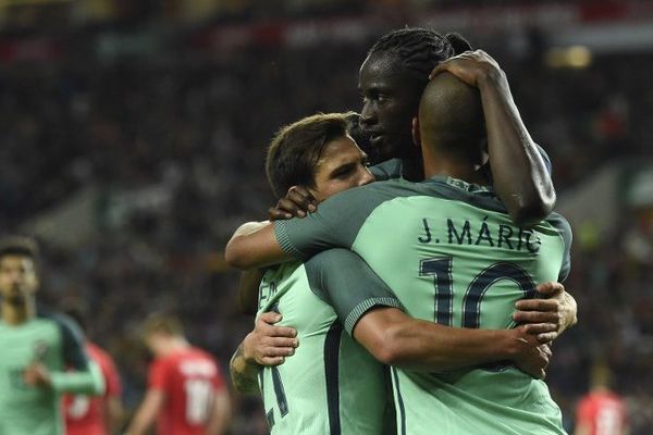 Eder (LOSC) congratulé par ses coéquipiers du Portugal.