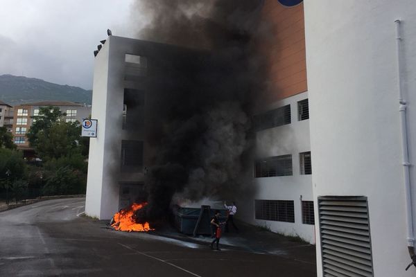 Un véhicule a pris feu ce vendredi sur le parking du supermarché Leclerc du Fango.