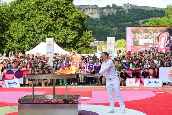 Anaïs Bescond allume le chaudron olympique à Besançon (Doubs)