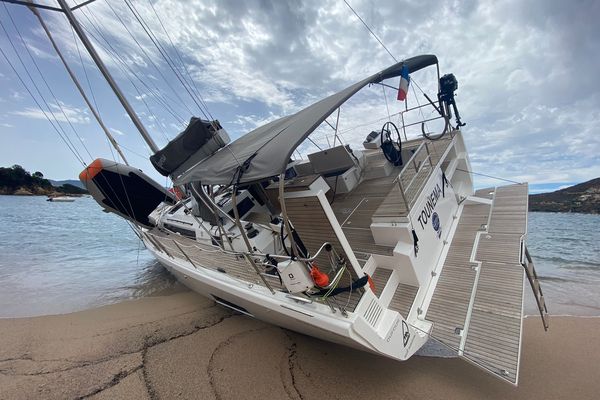 A cause des intempéries, de nombreux bateaux comme celui-ci se sont échoués sur les plages corses.