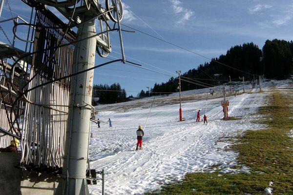 - Photo d'illustration - Des enfants prennent un téléski, malgré un manque de neige qui touche les stations de moyenne montagne.