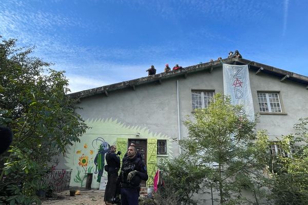 La maison d'Alexandra sur la ZAD du Verger de Verfeil (31) évacuée ce lundi matin avec des militants sur le toit