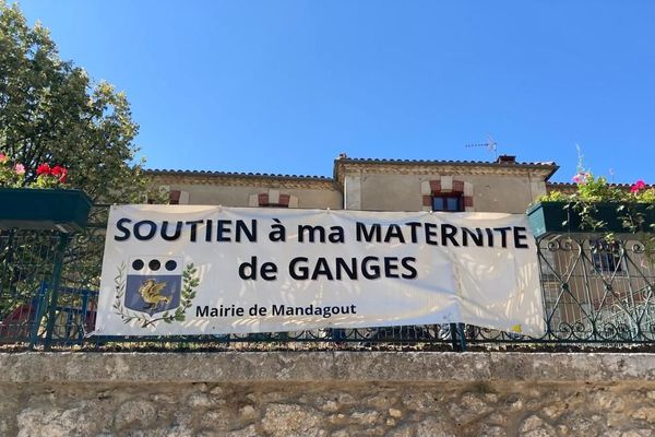 Depuis l'annonce de la fermeture de la maternité de Ganges, le maire et nombre d'habitants de Mandagout protestent et se mobilisent en faveur du maintien des services publics dans le monde rural.