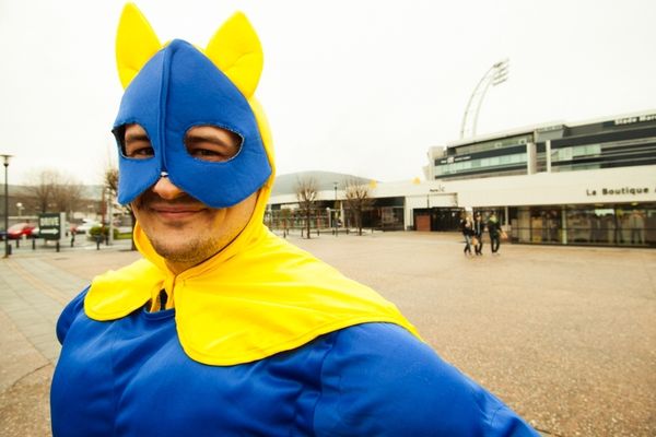 Super Montferrandais n'est pas un Super Héros comme les autres. Pas question pour lui de sauver le monde et de passer son temps à parcourir la planète, son costume et sa cape sont d'abord là pour l'aider à protéger et encourager son équipe: l'ASM. Si vous le cherchez, vous le trouverez...souvent près du stade Michelin à Clermont-Ferrand. 