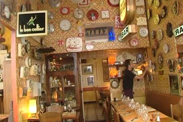 350 horloges, pendules, réveils ... dans ce bistrot de la Croix-Rousse