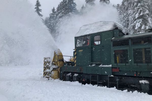 Le Belhack muni d'une fraiseuse déneige les lignes de voies ferrées au Lioran dans le Cantal ce jeudi 31 décembre pour permettre aux trains de circuler à nouveau entre Massiac et Aurillac. La circulation est interrompue depuis le début de la semaine. 