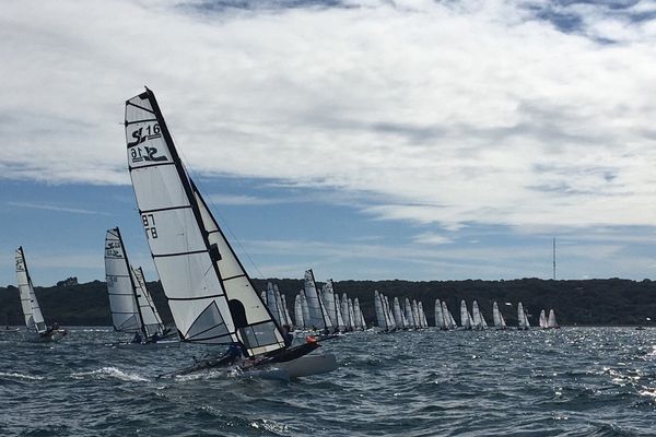 Les participants aux championnats de France espoir glisse filent sur l'eau, à Brest