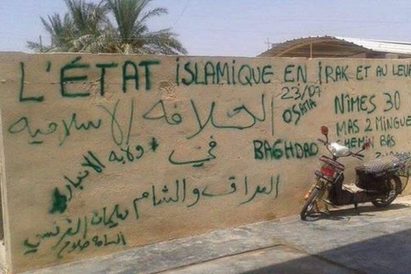 "Nîmes 30, Mas 2 Mingue, Chemin Bas" inscrits sur un mur à Ramadi en Irak - décembre 2014