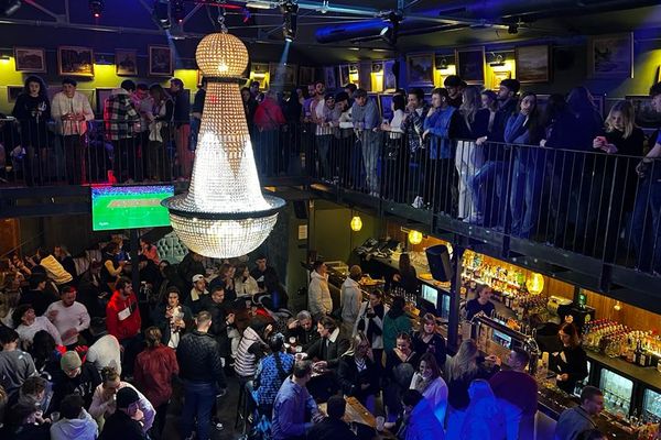 La soirée de demi-finale France-Maroc dans un bar rémois, pendant la Coupe du monde de football 2022.