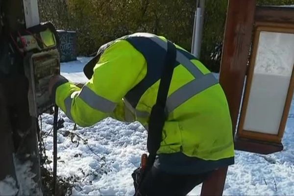 La neige a endommagé les installations électriques.