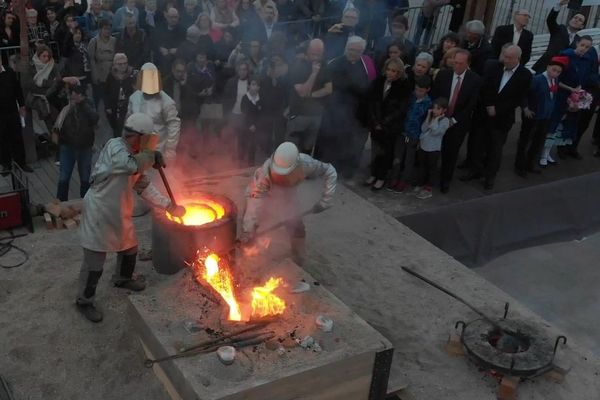 La coulée de la nouvelle cloche de Menton s'est faite en public sur le site des Sablettes