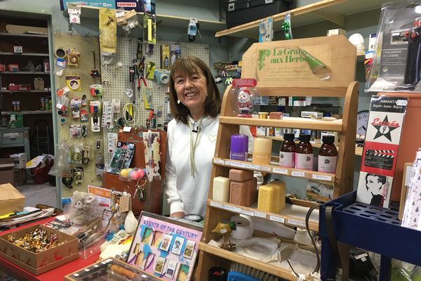 C'est la dernière journée où madame Sipili tient le comptoir de sa droguerie. Il n'y a pas de repreneur annoncé.