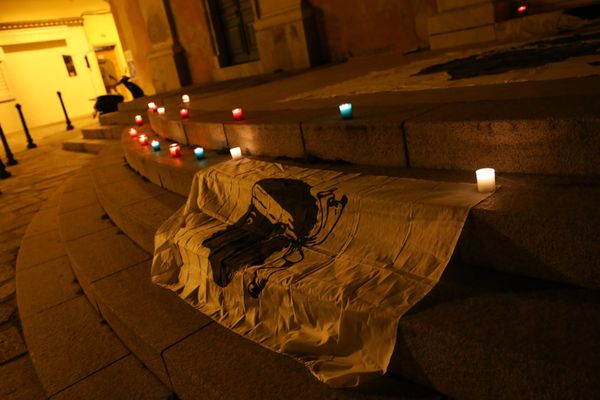 Rassemblement et bougies devant la cathédrale d'Ajaccio le soir de l'annonce du décès d'Yvan Colonna.