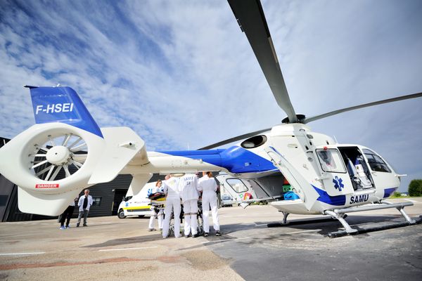 Hélicoptère pour évacuation par les services d'urgence du Samu et du Smur.