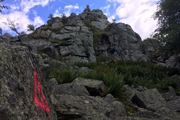 Le rocher menaçant de s'effondrer a été marqué en rouge.