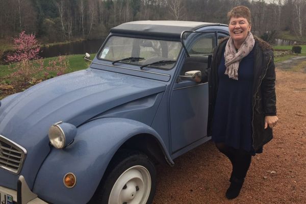 Fiona Barton aime conduire sa 2Cv 