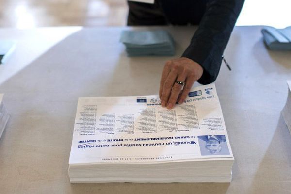 Une femme prend un bulletin de la liste de Laurent Wauquiez avant d'aller voter à l'occasion des élections régionales, le 6 décembre 2015 à Lyon.