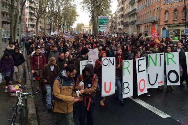 Près de 1 000 personnes se sont rassemblées à Toulouse pour dire une nouvelle fois non à la loi travail de Myriam El Khomri.