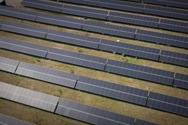 Illustration d'un champ de panneaux photovoltaïques