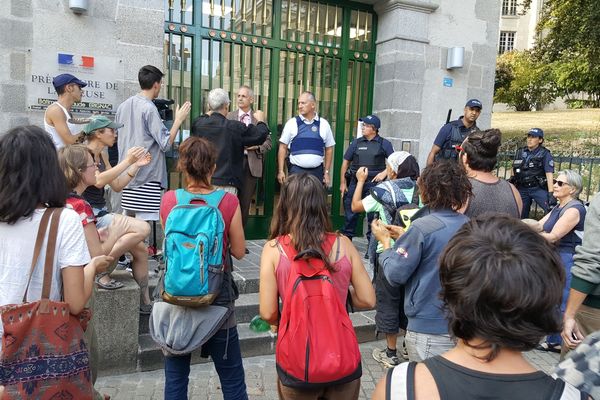 Le collectif de soutien d'Abdel devant la préfecture de la Creuse à Guéret. 