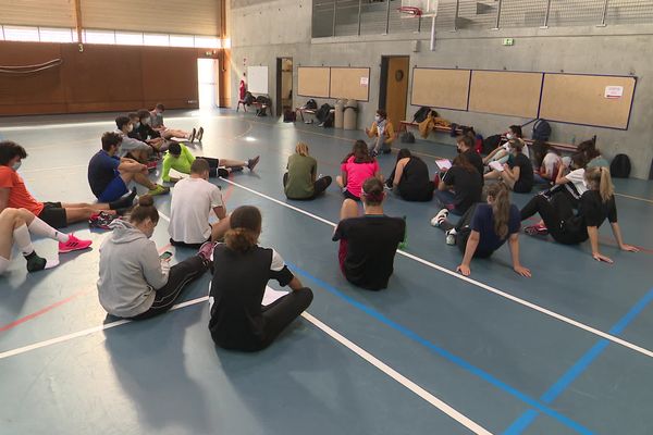 Des étudiants en Staps lors d'une AG à Orléans le 4 octobre 2021. 