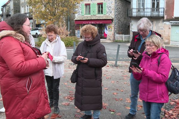 A Pleaux, dans le Cantal, un groupe de visiteurs découvre l'histoire du village grâce à une application mobile.