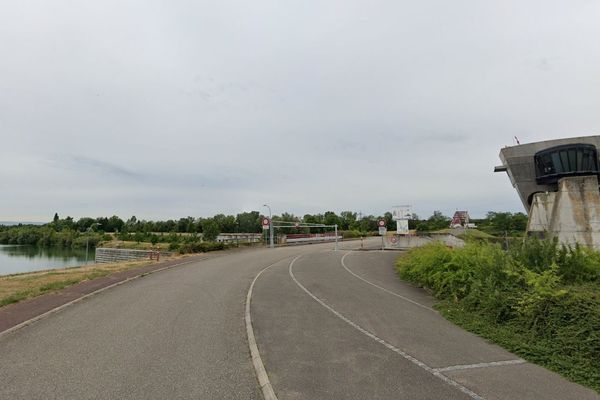 L'écluse de Kembs sépare le grand canal d'Alsace à celui du Rhône au Rhin.